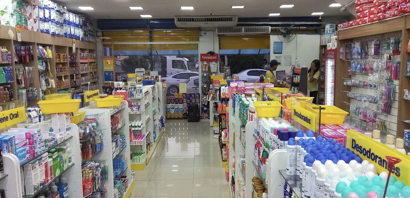 Farmacêutica atendendo cliente com atenção e cuidado