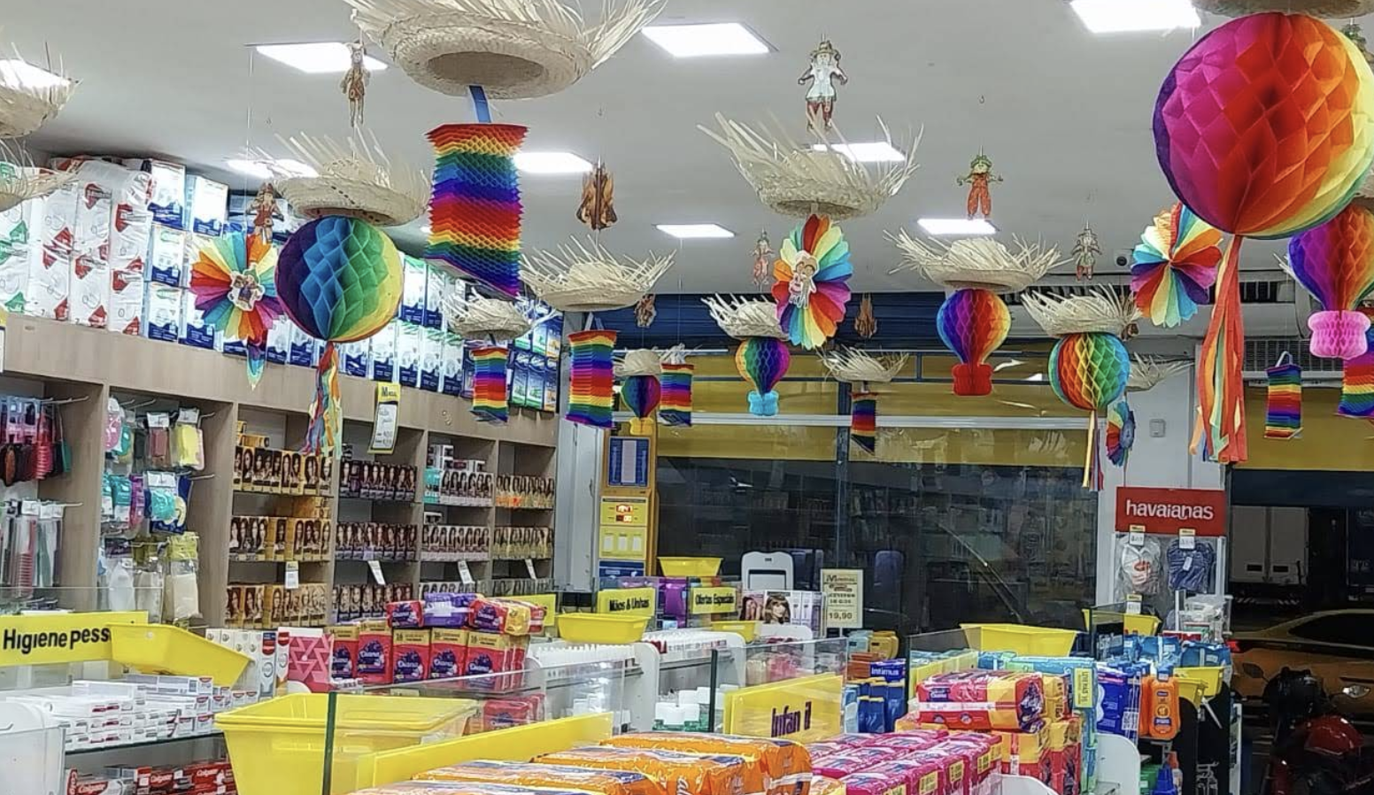 Interior espaçoso e organizado da Drogarias Mundial Pilares